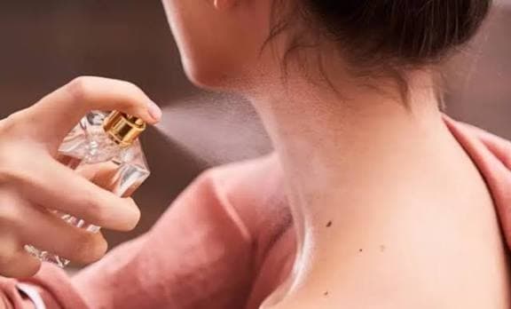 هل العطور ومزيلات العرق تضر الصحة