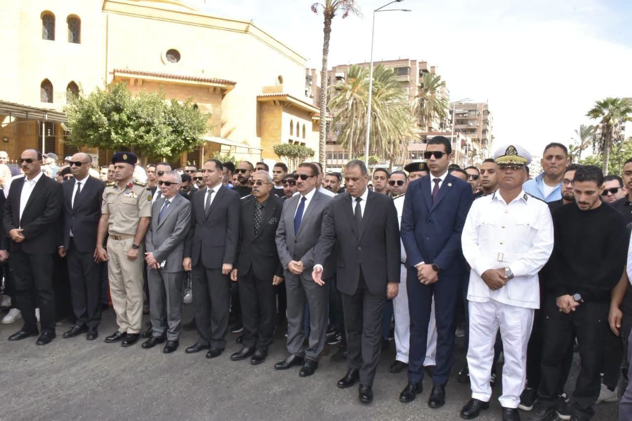 محافظ بورسعيد ومساعدو الداخلية يشاركون في جنازة النقيب أحمد النشار