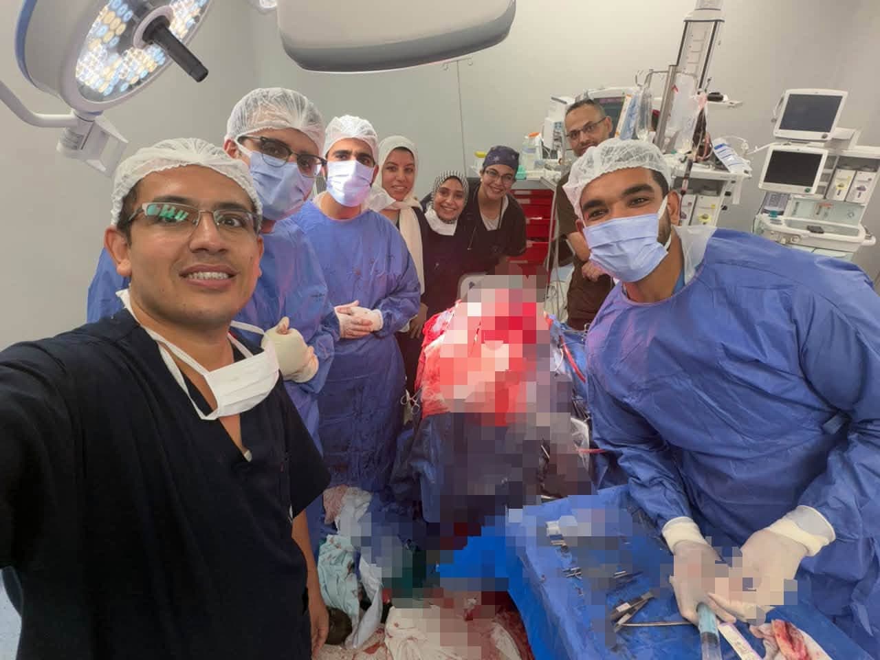 عملية جراحية لاستئصال مسمار داخل الرأس