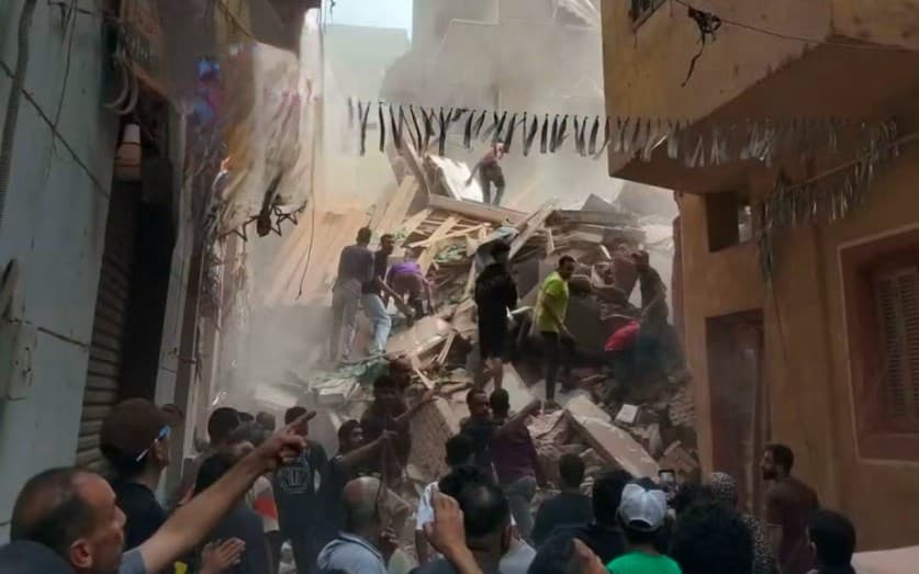 انتشال مسنة وطفل من أنقاض العقار المنهار