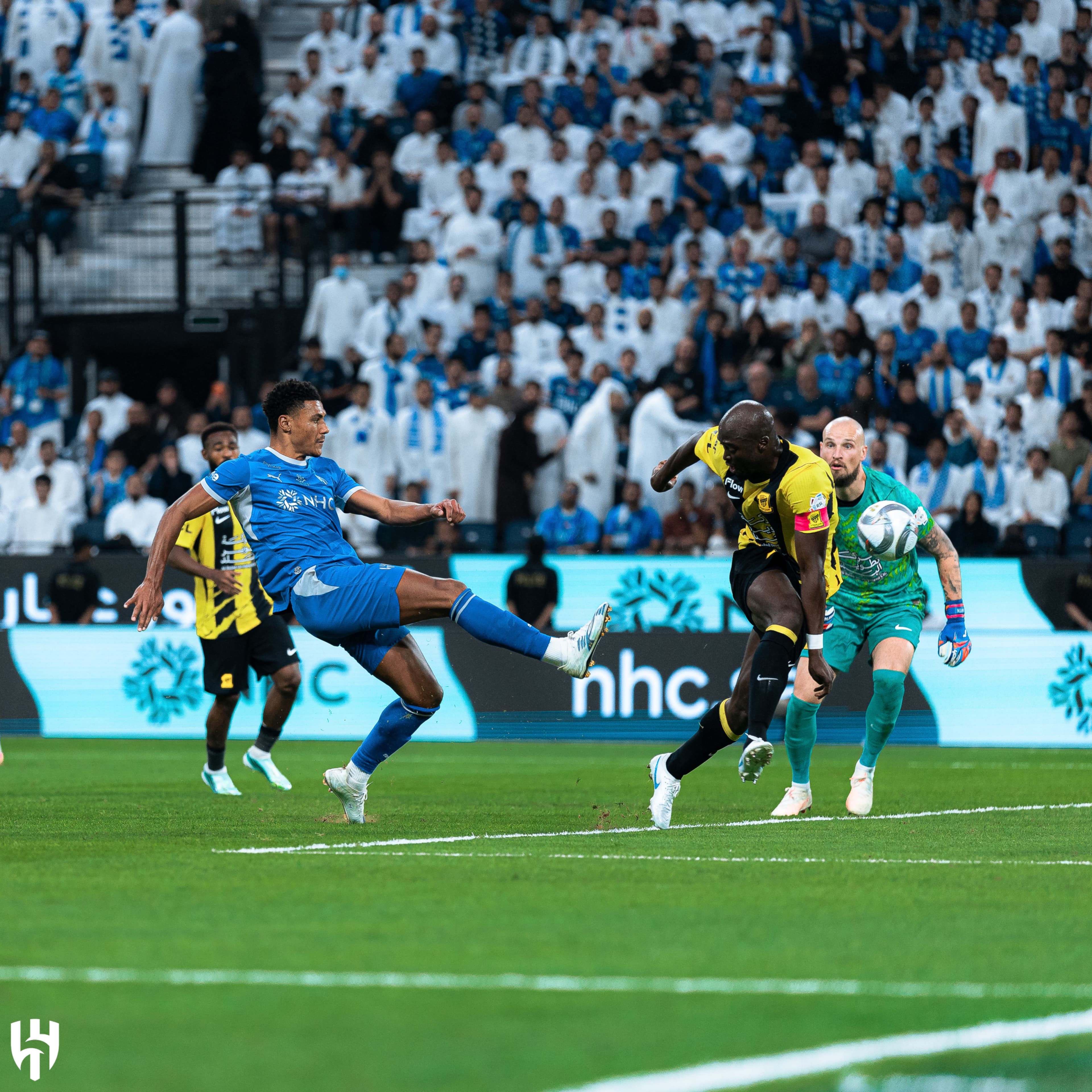 الهلال يفوز على الاتحاد ويصبح في الصدارة