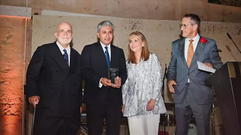 وزير السياحة يتلقى جائزة الريادة من WTTC