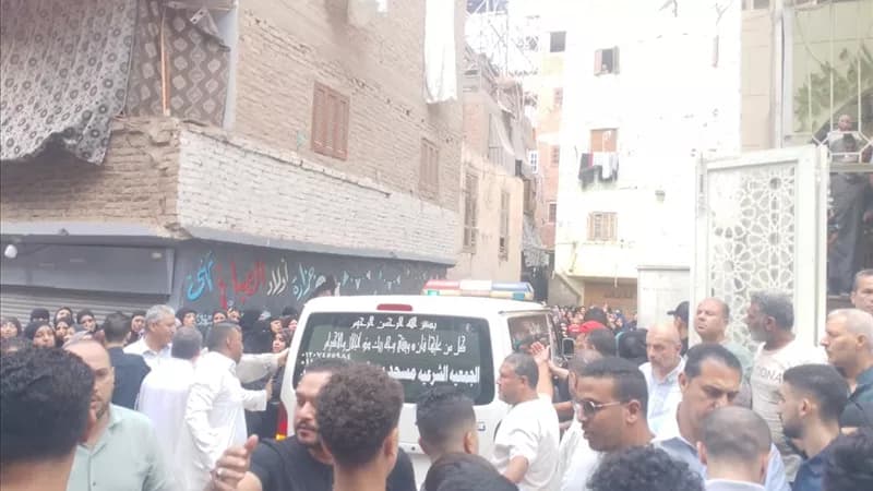 وداع المئات لعبد السلام الخضراوي في جنازة بشبرا