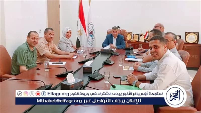 رئيس جامعة أسيوط يناقش شؤون التعليم