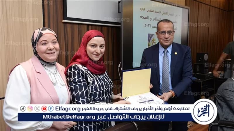 عميد طب أسيوط يكرم أقسام السلامة