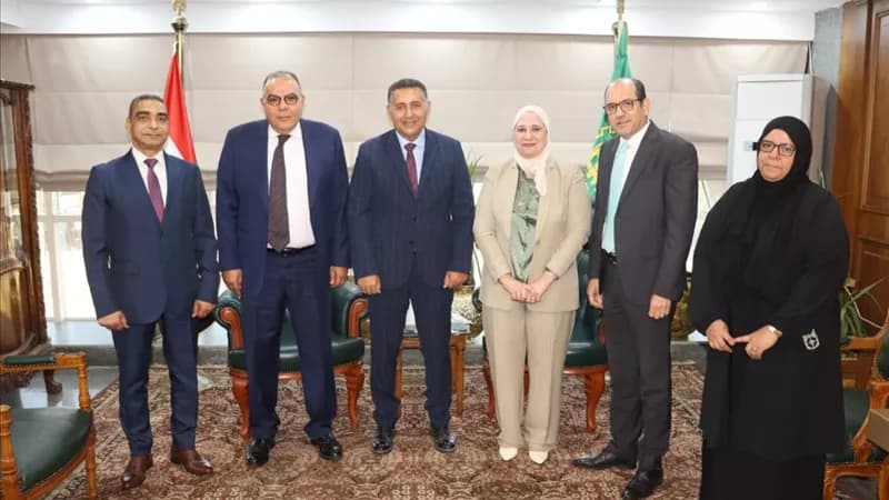 Qalyubia Governor distributes food vouchers