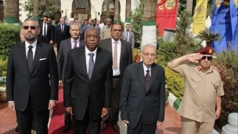 السفير عبدالمطلب يزور مقابر الشهداء في القاهرة