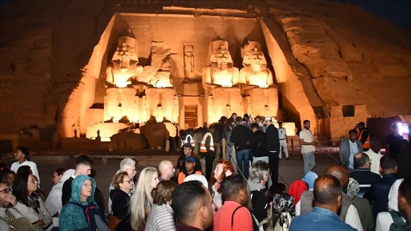 آلاف السياح يشاهدون تعامد الشمس على رمسيس في أبو سمبل