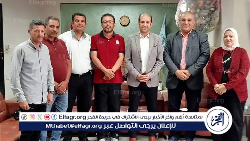 وكيل شباب أسيوط يناقش مع العاملين بالمديرية