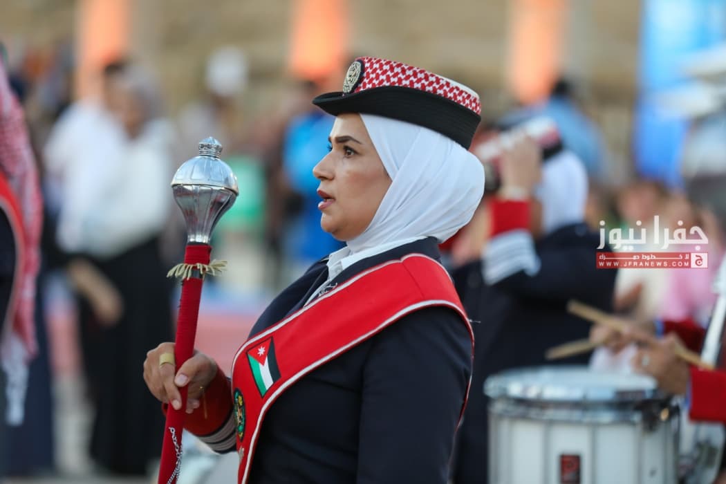 هذه المرأة لافتة