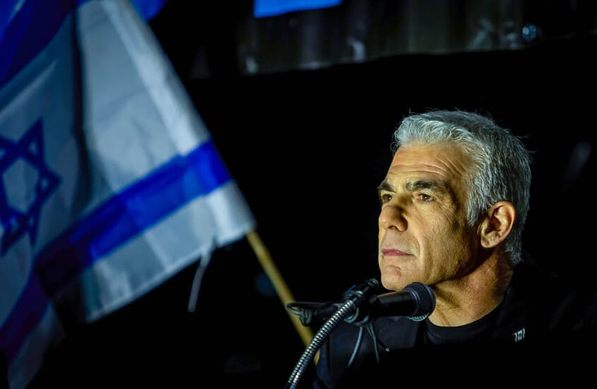 لبيد يطالب بتغيير النظام في إيران