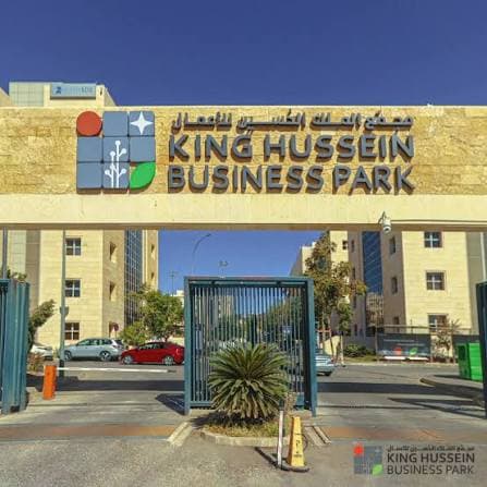هل المجمع يبتعد عن الشركات والموظفين
