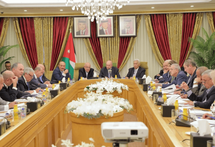 الأعيان يدعمون خبراء العمال ويعيدون قانون العمل للمجلس