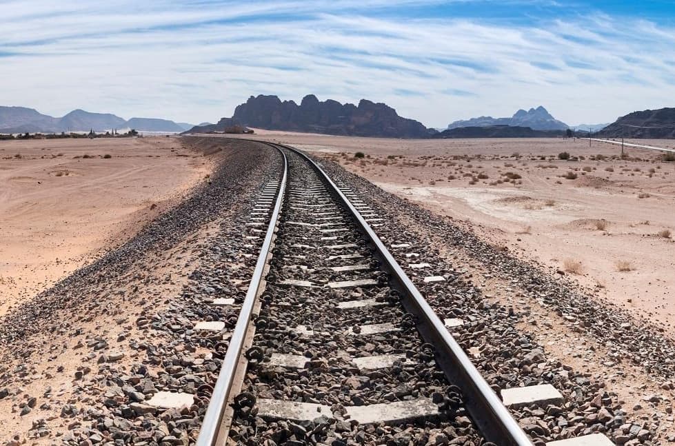 الأعيان يحذرون الحكومة من استملاك أراضي المواطنين للسكك الحديدية