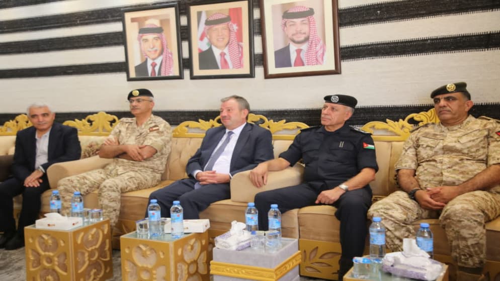 القائد ومديرو الأمن يعزون شهداء خدمة العلم