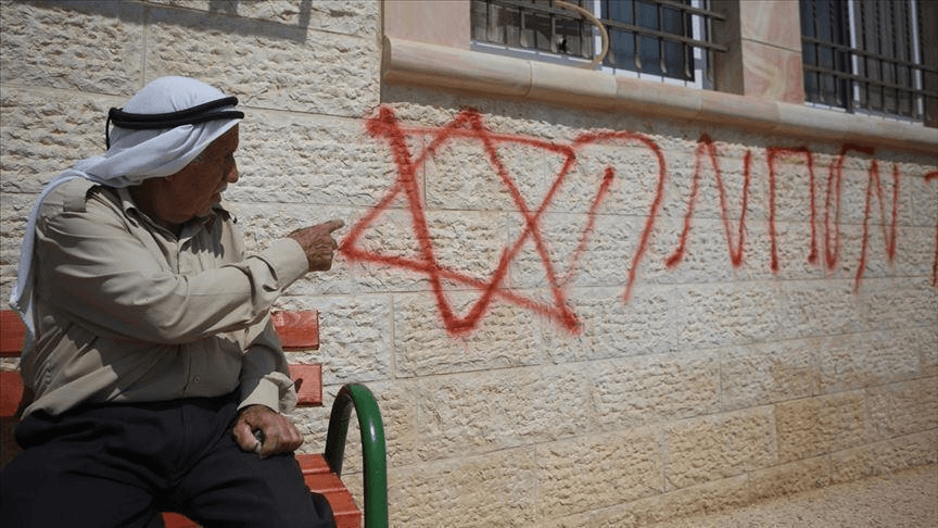 مستوطنون يكتبون شعارات عنصرية على منازل فلسطينية