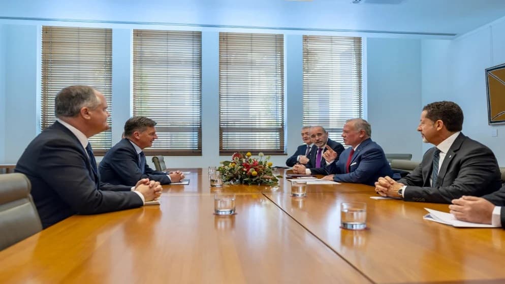 King Greets Opposition Leader on Regional Peace