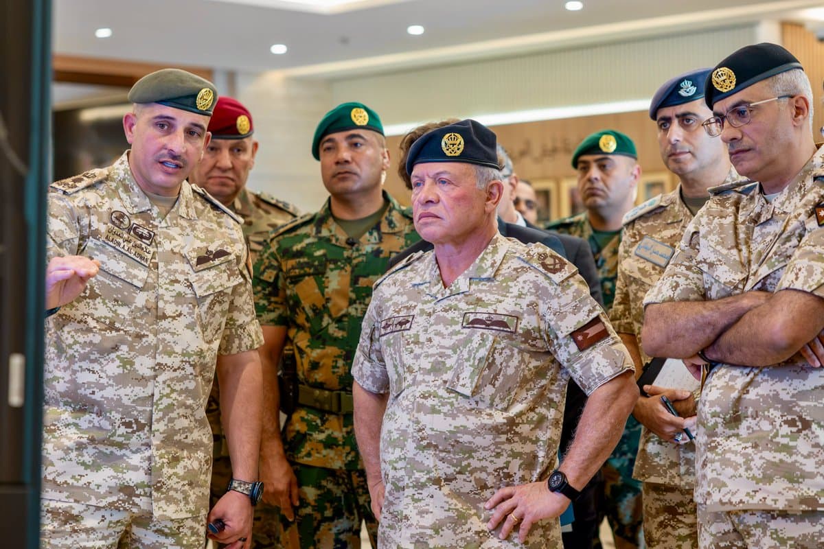 الملك يوجه للاستمرار في تحديث تجهيزات القوات المسلحة