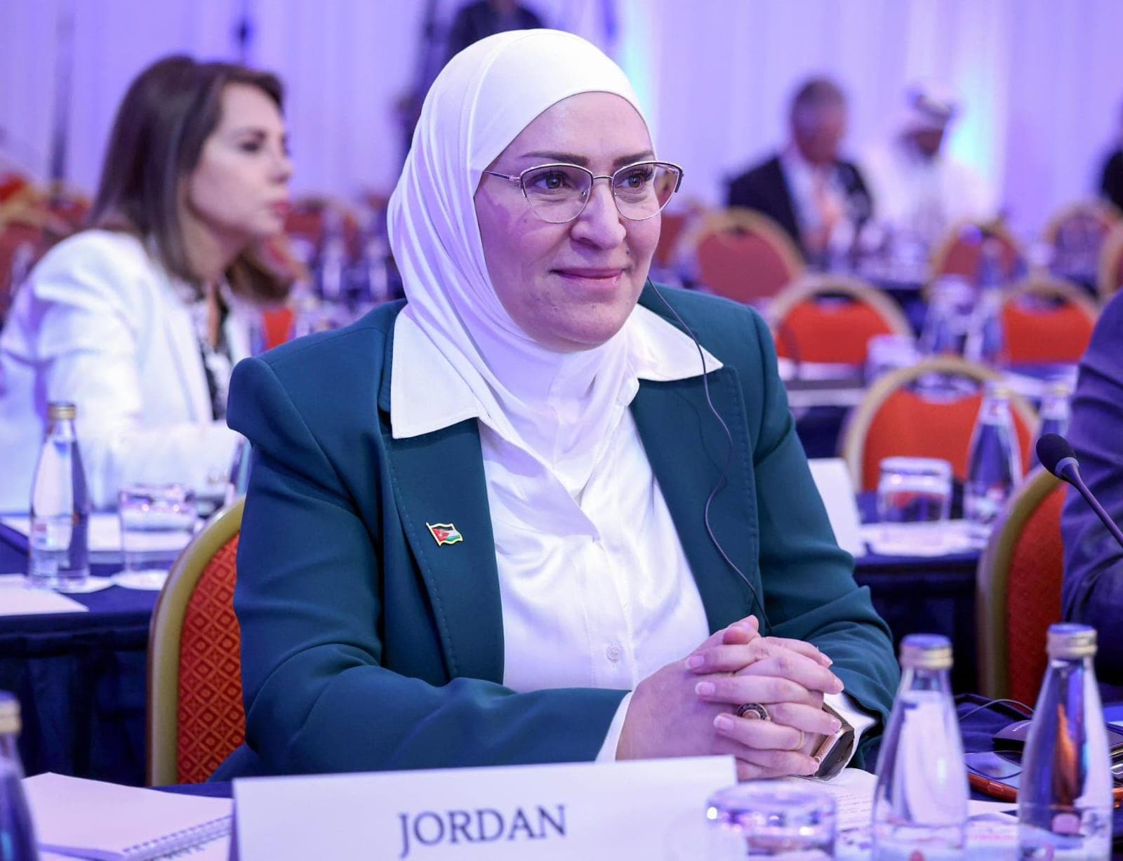 الجراح تطالب بمراجعة قرار الإجازات بدون راتب