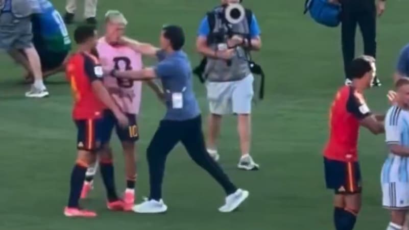 Argentina coach seeks to apologize for Ocampos stance