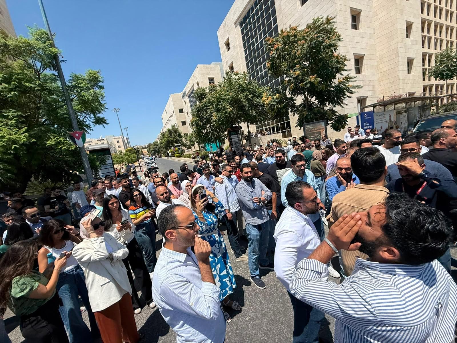 احتجاج موظفي مجمع الحسين للأعمال على رسوم المواقف