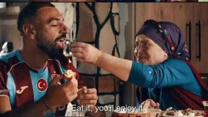 المرأة مع صلاح تعبر عن مشاعرها