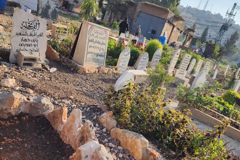إسرائيل تحتجز جثامين 1700 شهيد