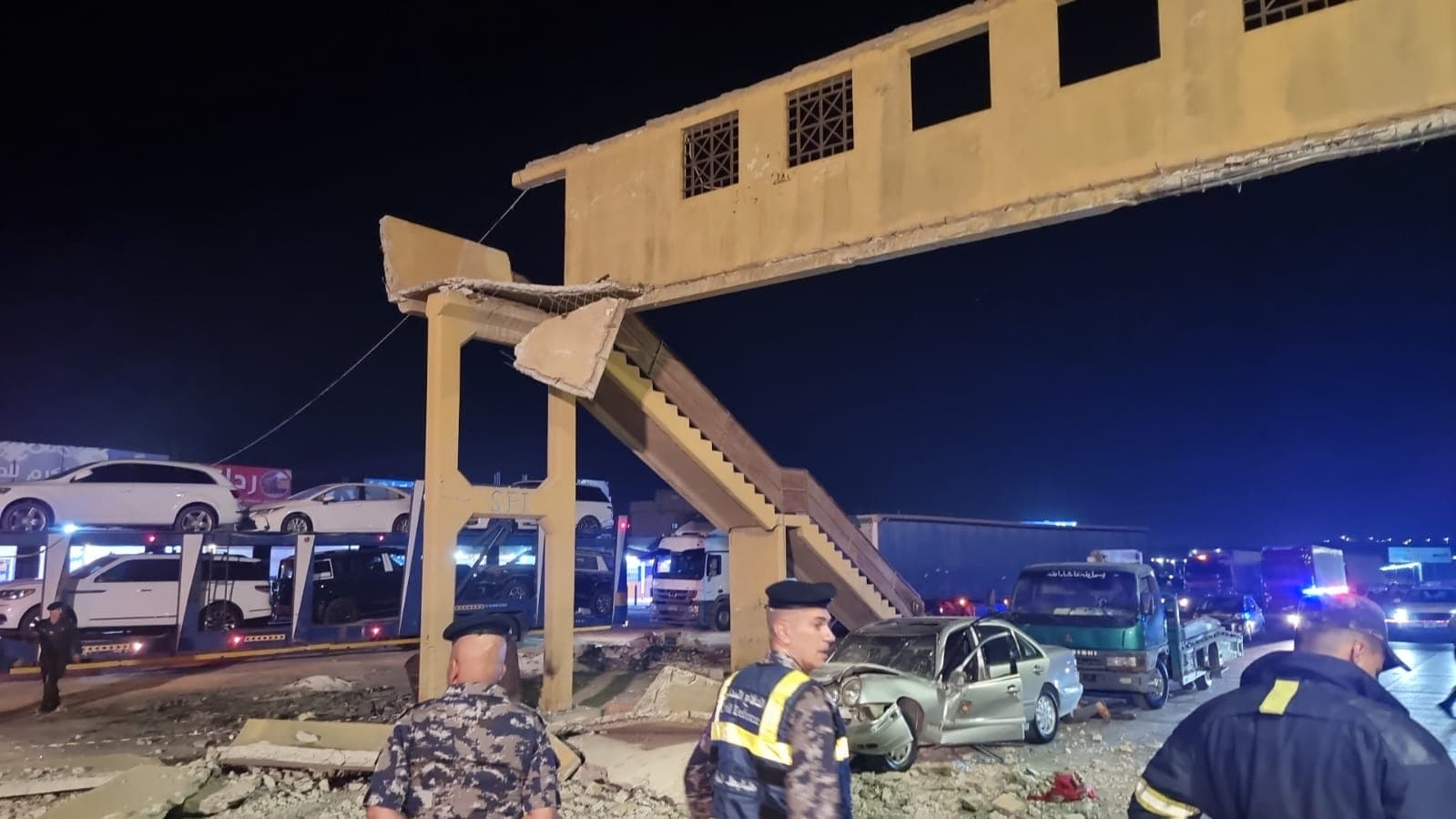 الأشغال تزيل جسر مشاة near جابر بعد حادثة