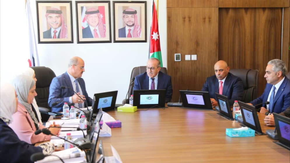 وزير الأشغال يراجع عمل دائرة العطاءات