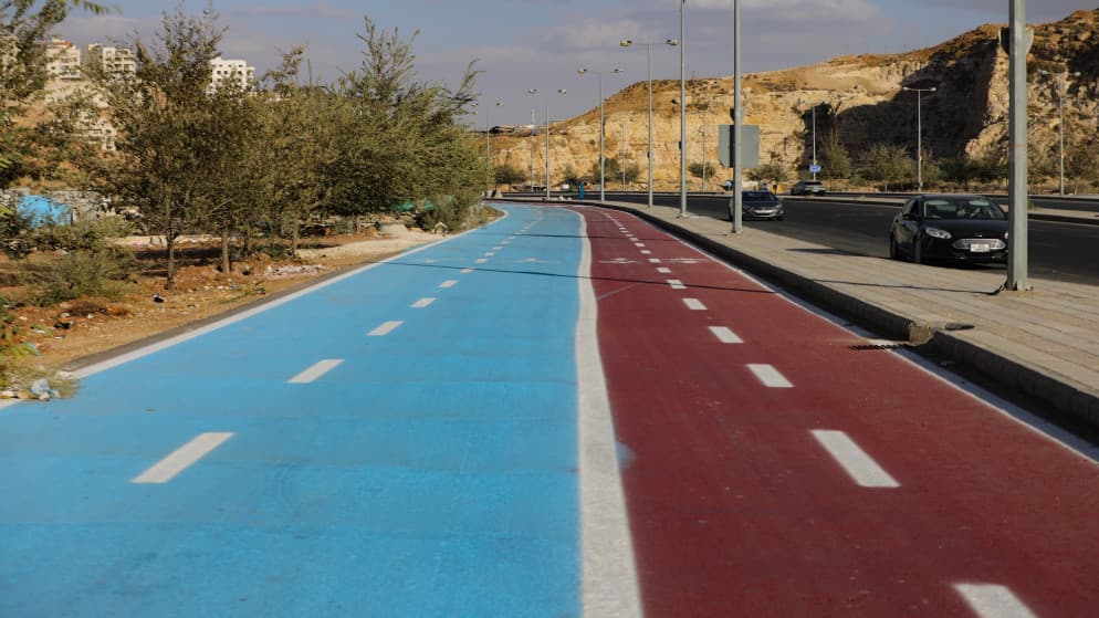 Amman Municipality repairs downtown walkway