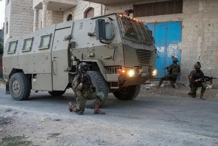 الاحتلال يشن حملة اعتقالات واغلاق طرق في الضفة