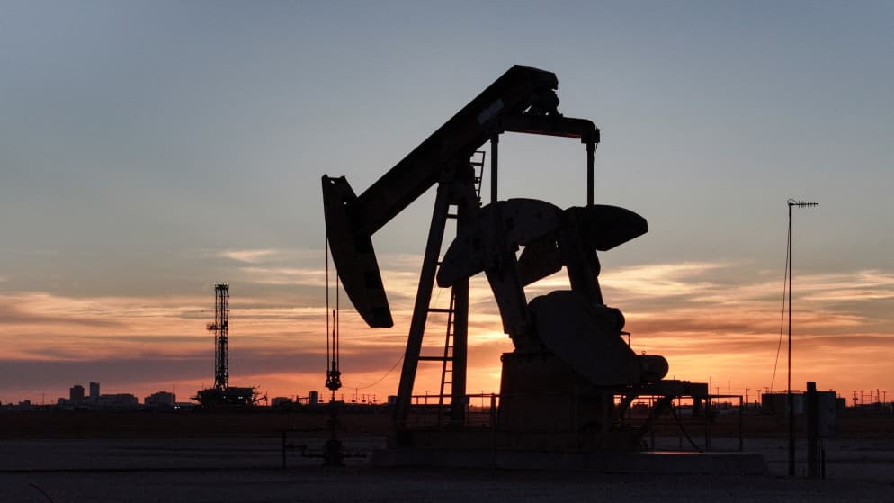 Oil declines 2% on Strait Talks