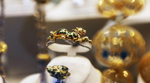 Gold prices drop to 90.20 dinars per gram