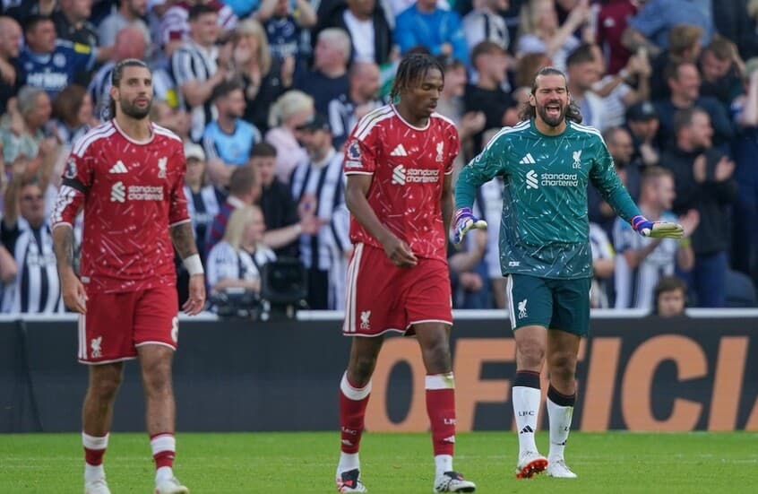 غضب في ليفربول بعد الحكم وتصرفات أليسون