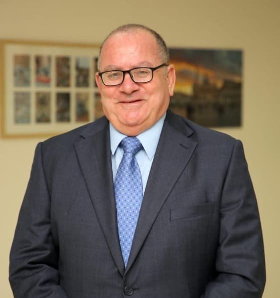 Petra University New President Takes Office
