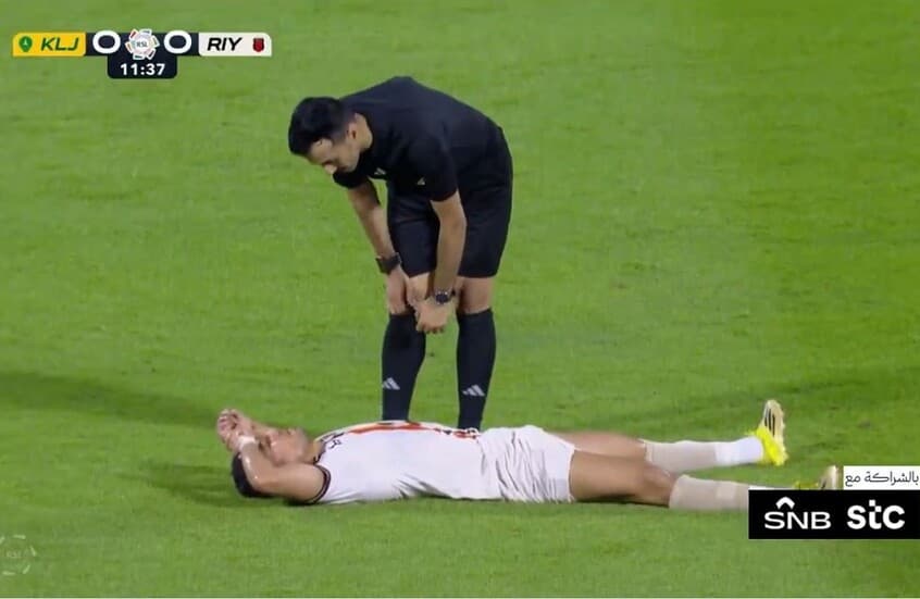 تريزيغيه يغادر مباراة الخليج باكياً