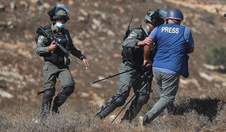 الاحتلال يشن 84 اعتداءً على الصحفيين الفلسطينيين في آب