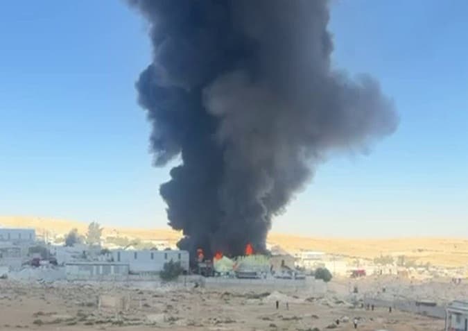 الأمن يسيطر على حريق مصنع الدهانات بالزرقاء