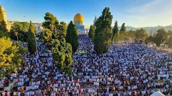 آلاف يصلون الجمعة في الأقصى رغم العوائق