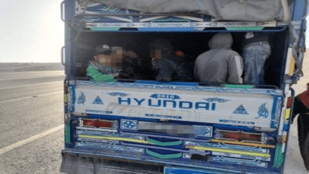 ضبط مركبة تحمل 14 راكبا على طريق المطار