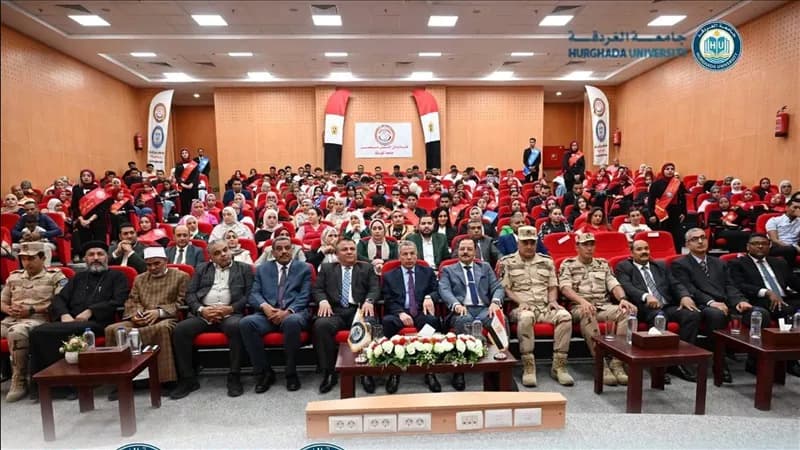جامعة الغردقة تحتفل بذكرى أكتوبر وتكرم أسر الشهداء