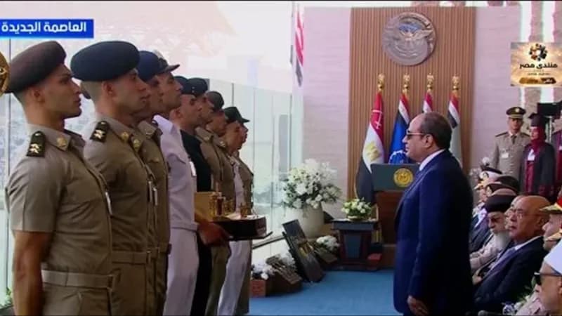 Early graduates present shield to El-Sisi
