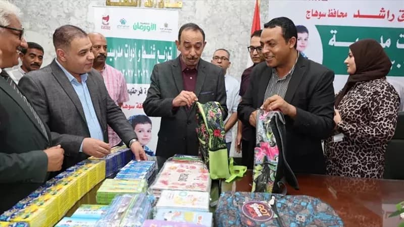 توزيع لوازم مدرسية على الأيتام بسوهاج