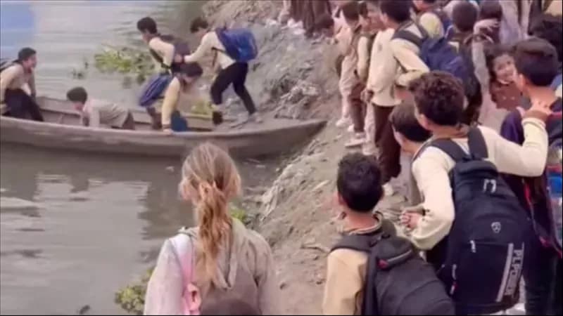 Students Cross Hados Sea to Reach School