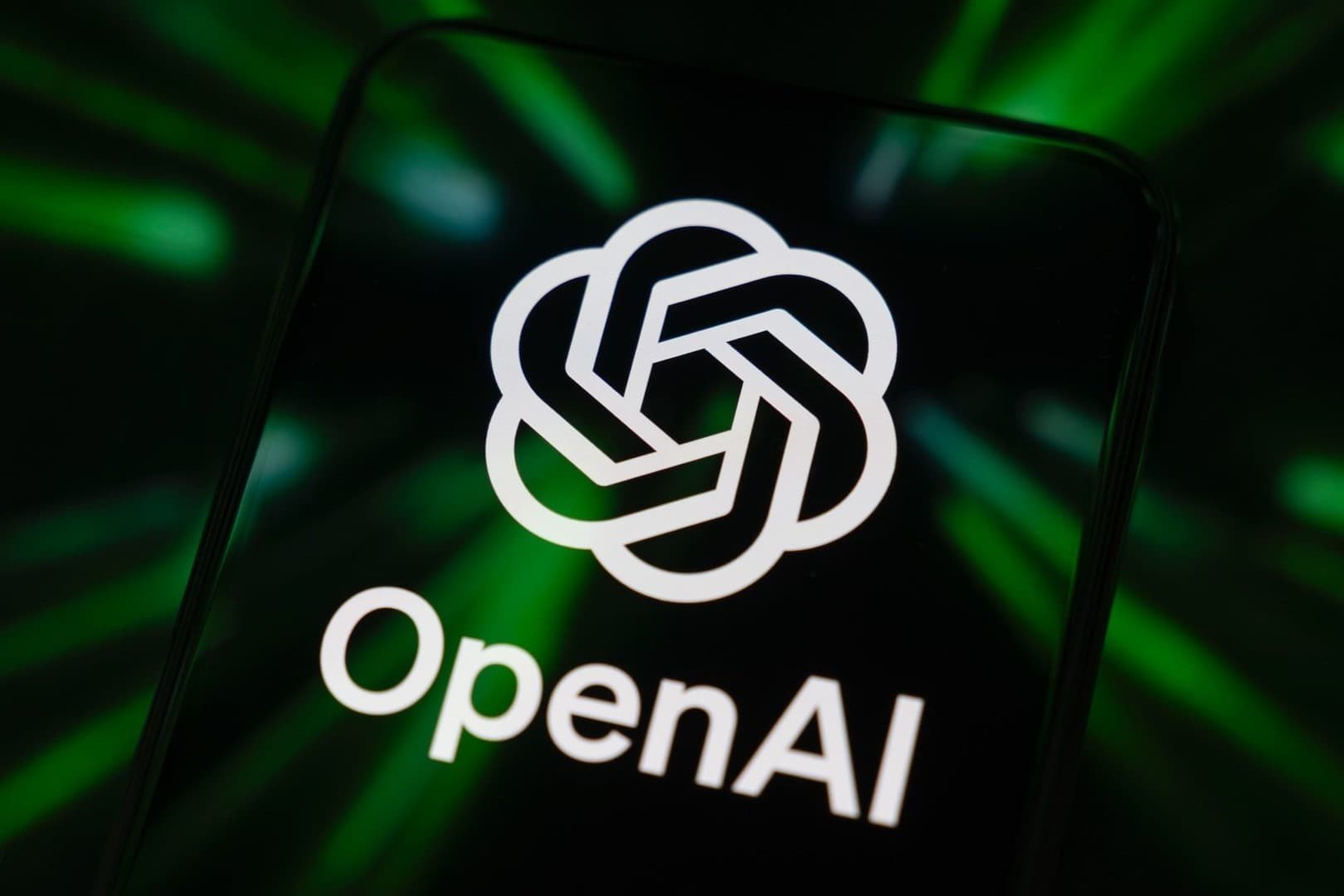بدون شاشة وبقدرات ChatGPT.. تسريبات تكشف عن أول جهاز مادي من OpenAI