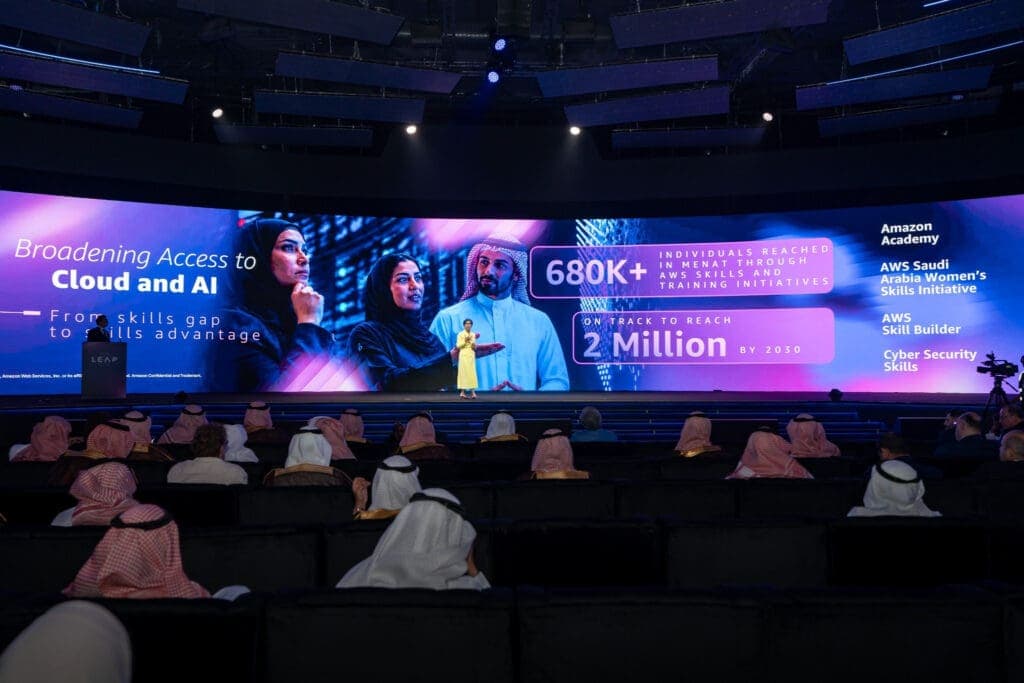 أمازون ويب تعلن عن منطقتها السحابية بالسعودية