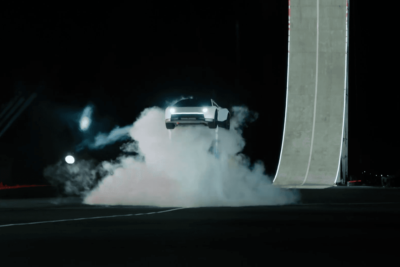 تسلا تعرض Roadster بسرعة فائقة