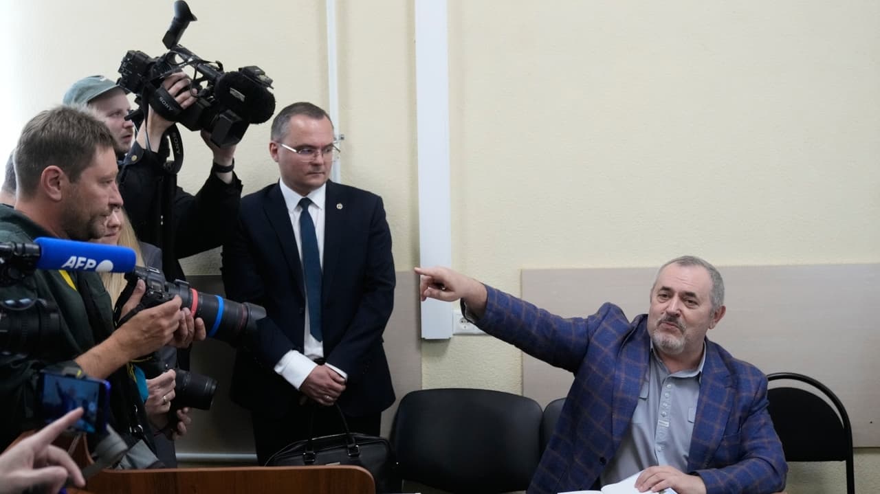 Putin critic exits Russia after ban