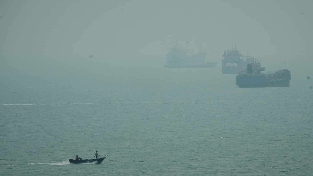 US targets Iranian tankers after missile threats