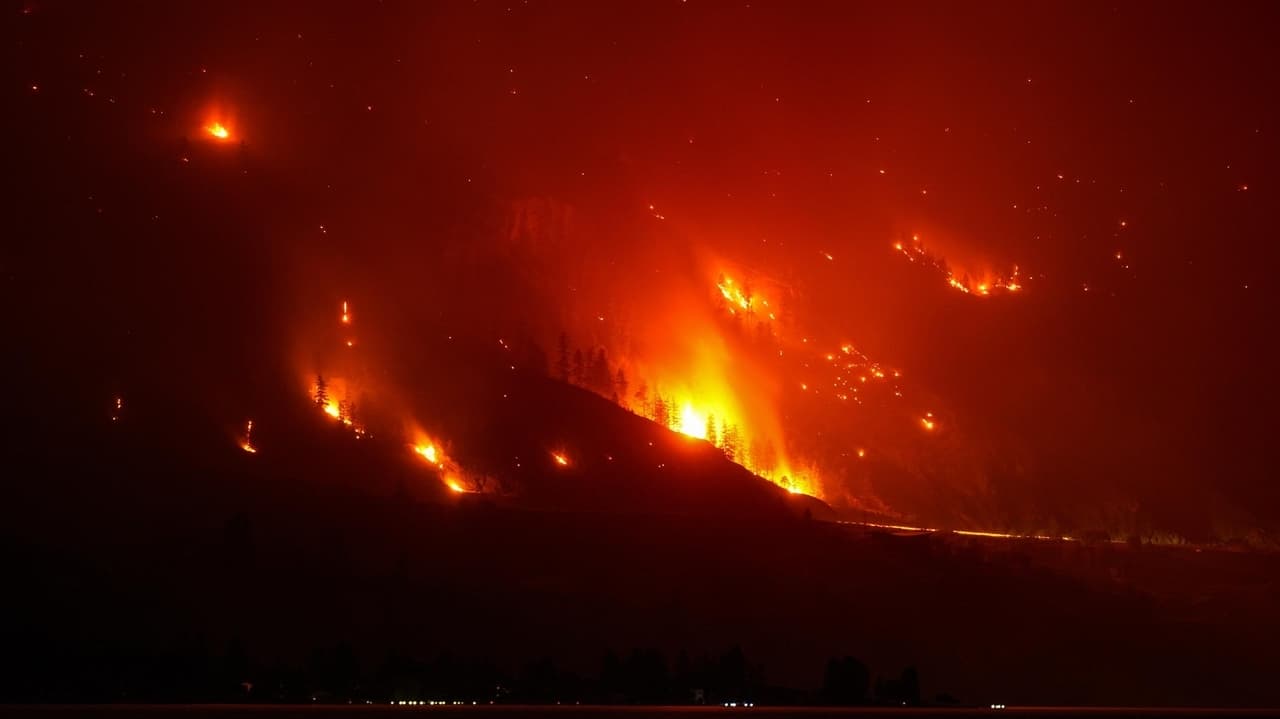 Wildfires spread in US and Canada